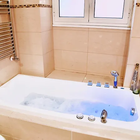 Chic And Elegant In The Heart Of Apartamento *