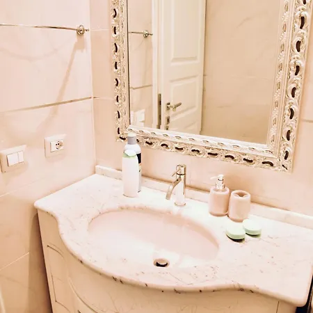 Chic And Elegant In The Heart Of Apartment Rome