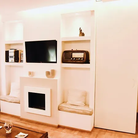 Chic And Elegant In The Heart Of Apartment